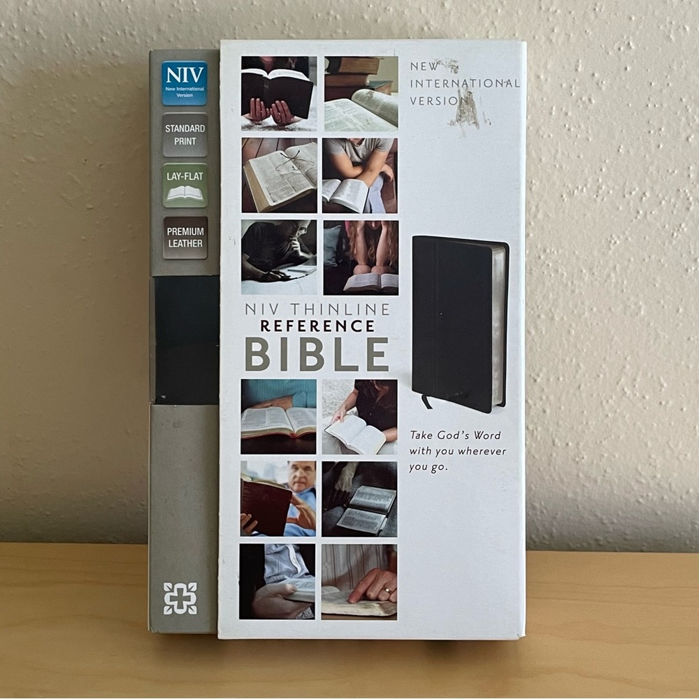 New Zondervan NIV Thinline Reference Bible Standard Print Premium Leather Black